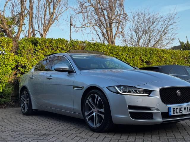 Jaguar XE 2.0d Portfolio Auto Euro 6 (s/s) 4dr Saloon Diesel Silver